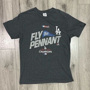 MLB LOS ANGELES DODGERS MAJESTIC FLY THE PENNANT 2017 NL CHAMPIONS T-SHIRT